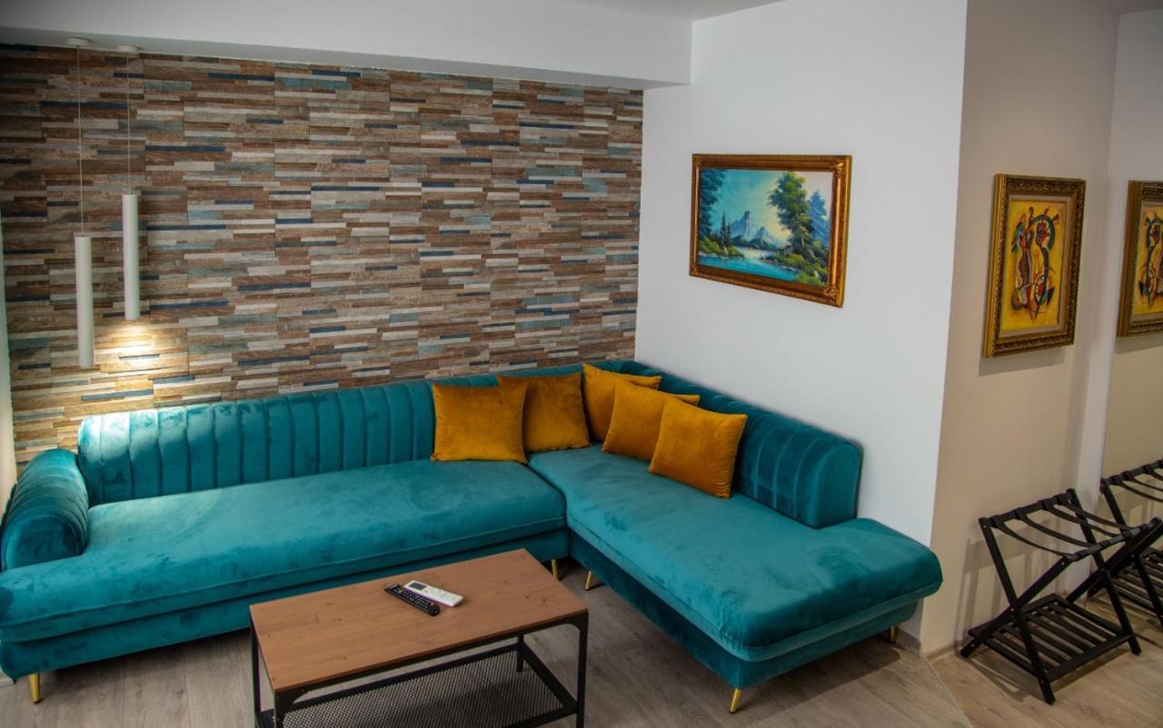 Lucas Central Premium Studios Tirana Esterno foto